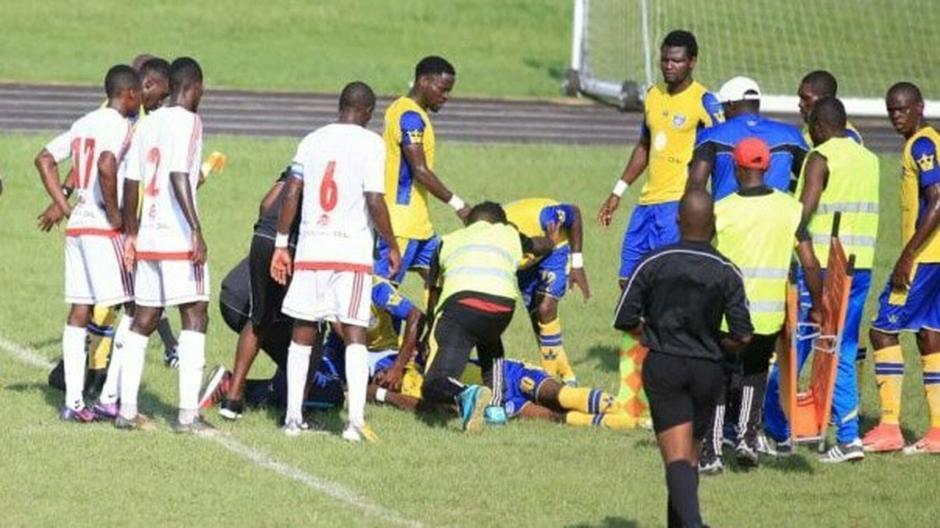 Futbolista muere en pleno partido en la Liga de Gabón. (Foto: Captura de video)