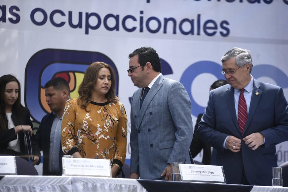 El presidente Jimmy Morales, el vicepresidente Jafeth Cabrera y la Primera Dama, Patricia de Morales, participaron en una actividad del Mineduc. (Foto: Wilder López/Soy502)