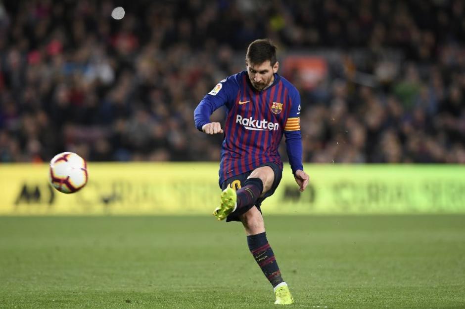 Messi lanza el penal para el segundo gol del Barcelona. (Foto: AFP)