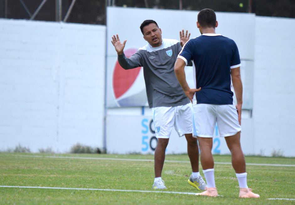 Amarini Villatori da indicaciones a José Pinto durante la práctica de la Selección Nacional. (Foto: Rudy Martínez/Soy502)