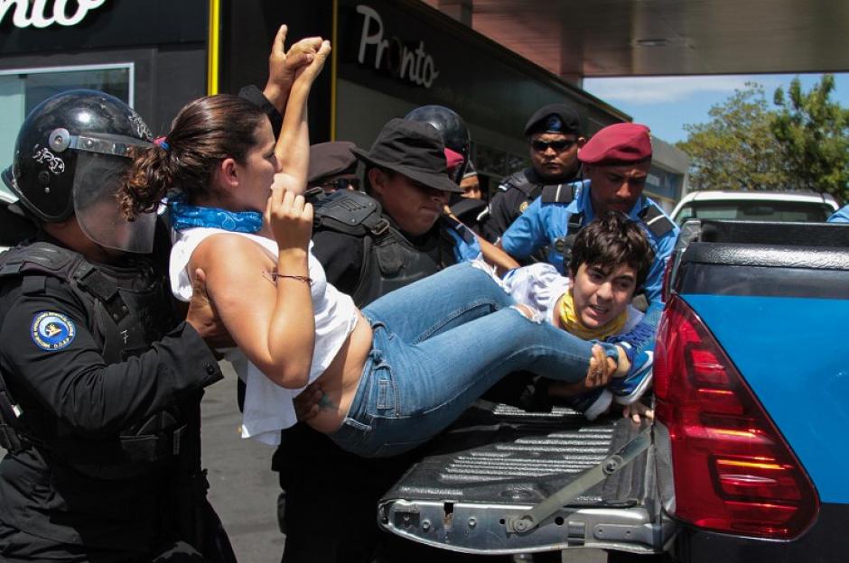 Los policías detuvieron a varias personas que pretendían participar de la manifestación en Nicaragua. (Foto: AFP)