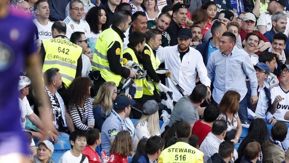 La seguridad del estadio le confiscó las mantas a los seguidores del Real Madrid. (Foto: MundoDeportivo)