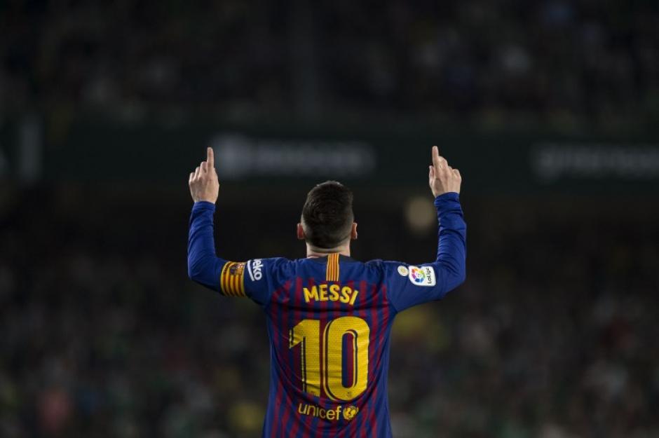 Un Messi monumental se mandó con un triplete ante el Betis. (Foto: AFP)