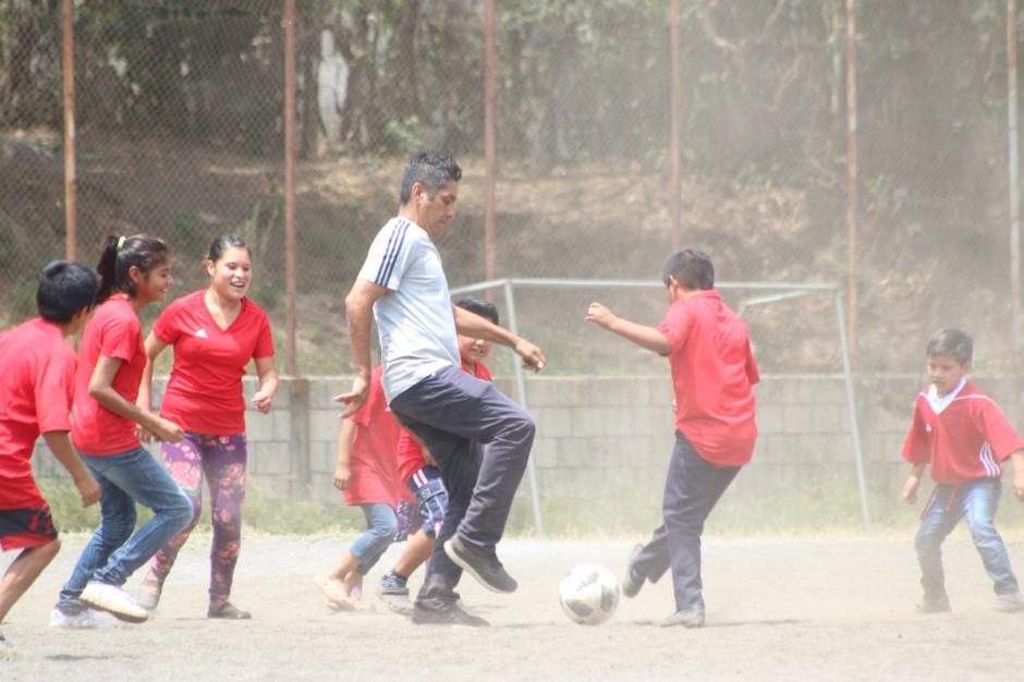 El exportero mexicano Jorge Campos visitó a niños afectados por la tragedia del Volcán de Fuego. (Foto: Fedefut)