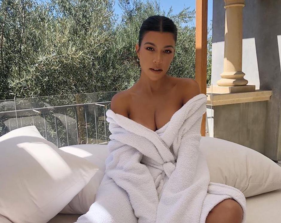 Kourtney Kardashian&nbsp;posa totalmente desnuda dentro de una tina de baño. (Foto: Instagram)