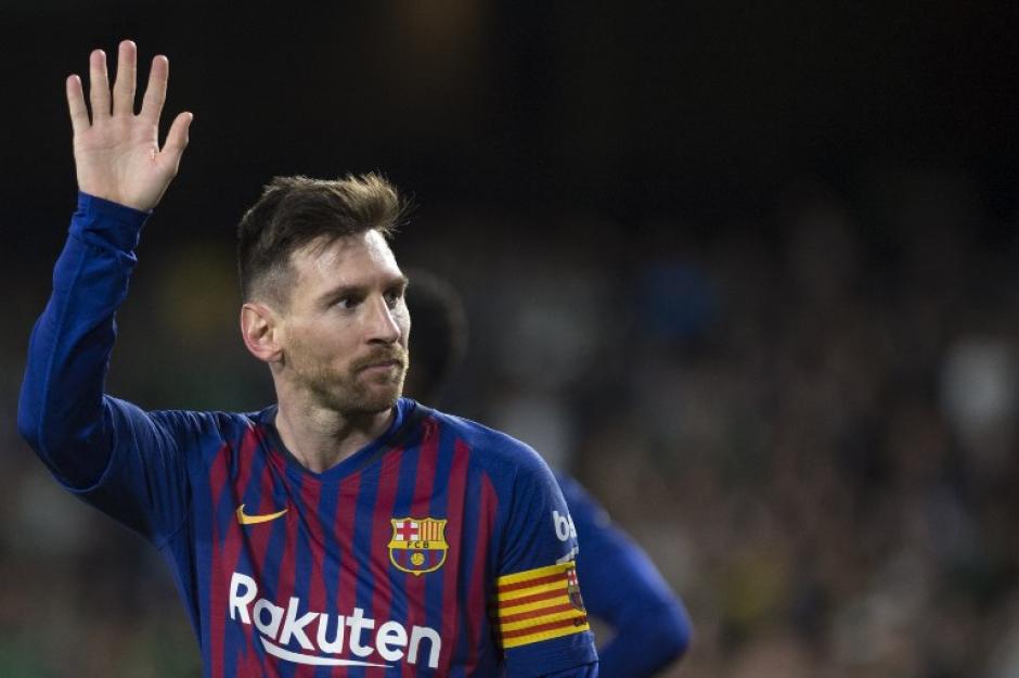 Messi saluda a los aficionados que le aplaudieron en el estadio Benito Villamarín. (Foto: AFP)