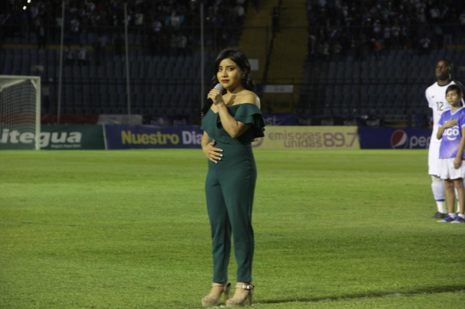 Paola Chuc sorprendió a los aficionados en el estadio Doroteo Guamuch Flores. (Foto:Fredy Hernández/Soy502)&nbsp;