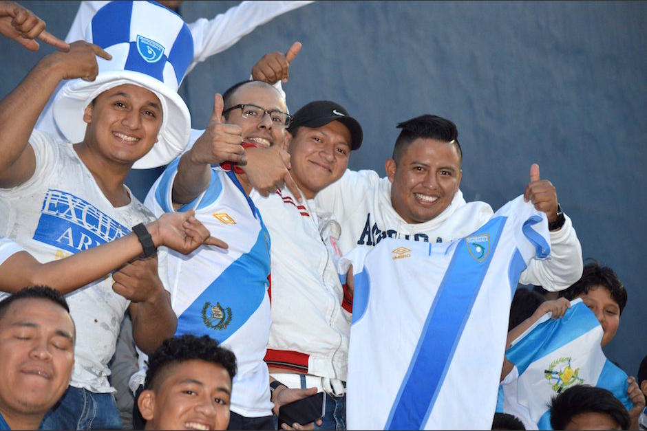 Grupos de amigos se juntaron para apoyar a la Selección. (Foto: Rudy Martínez/Soy502)