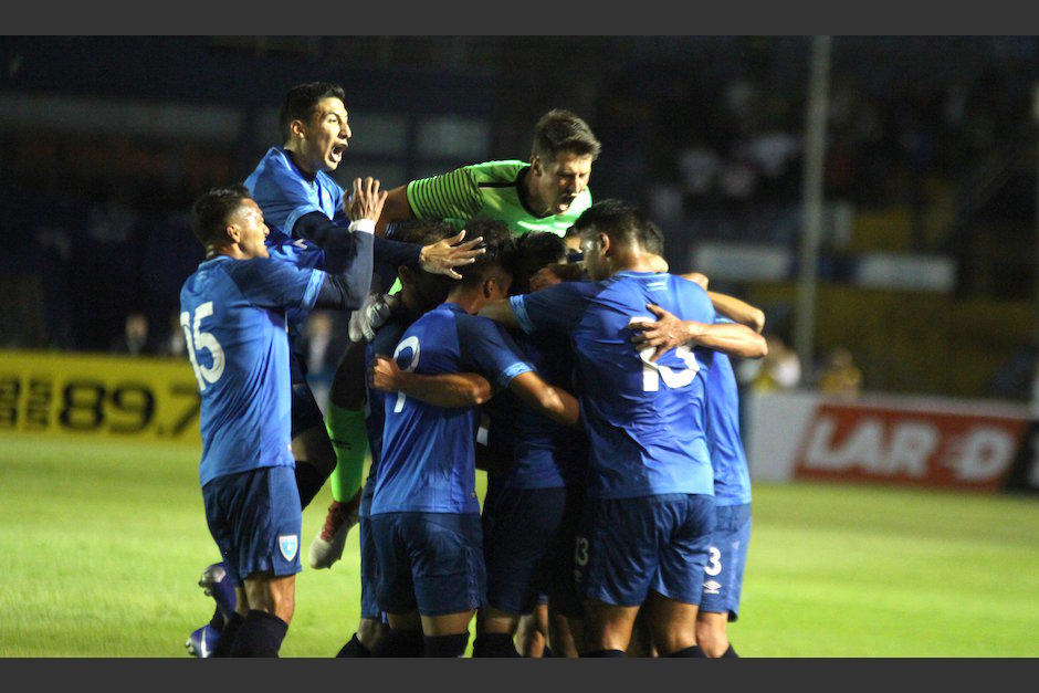 Los jugadores guatemaltecos se abrazan en la celebración del gol de la victoria. (Foto: Luis Barrios/Soy502)