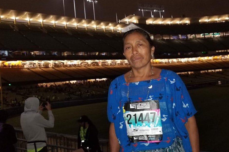 Doña María del Carmen Tun Chó culminó la maratón de Los Ángeles en Estados Unidos (Foto: Teófilo Barrientos)