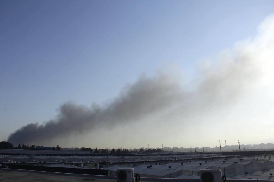 La quema de una llantas provocó una enorme columna de humo tóxico. (Foto: Alexis Batres/Soy502)
