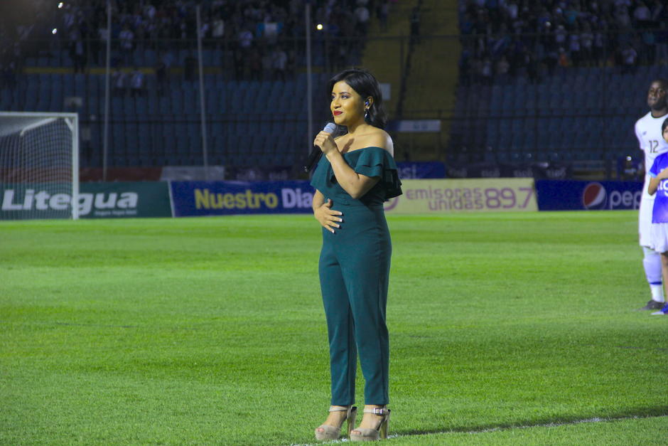 La ganadora de La Academia interpretó el Himno Nacional de Guatemala el viernes en el estadio nacional Doroteo Guamuch Flores. (Foto: Fredy Hernández/Soy502)