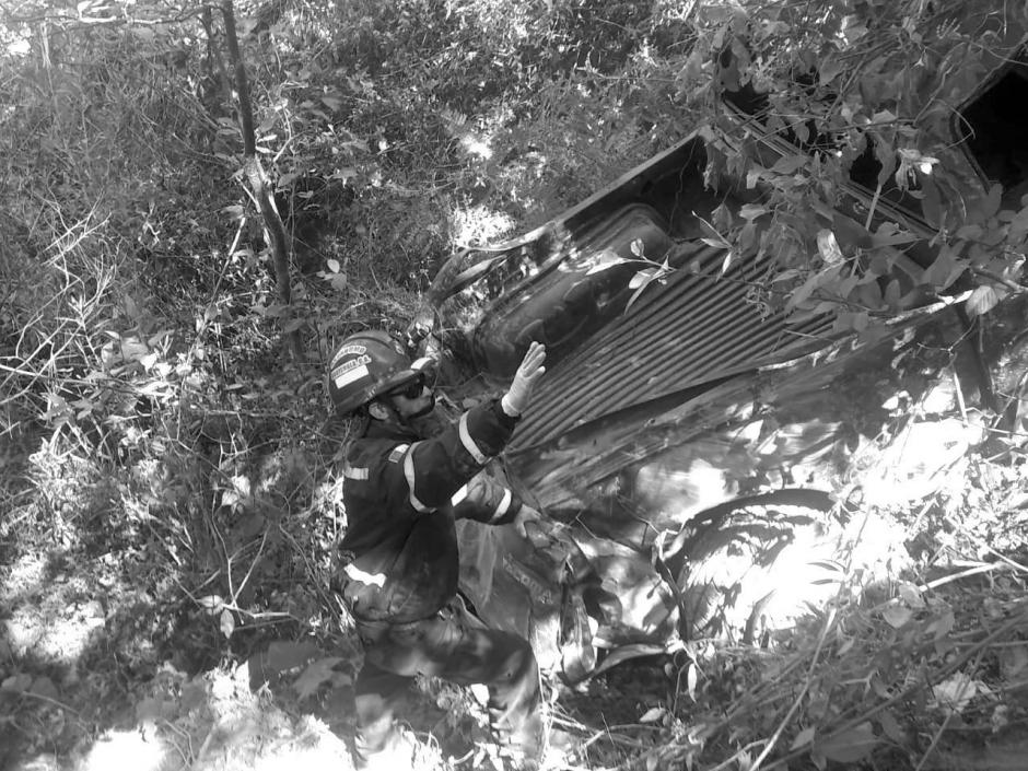 Un picop cayó en un barranco, provocando una tragedia. (Foto: Bomberos Municipales Departamentales)