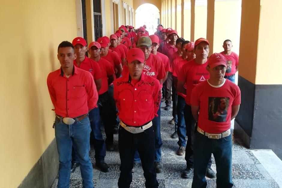Los hombres vestidos de playeras rojas son integrantes del cuerpo de seguridad de César Montes. (Foto: Twitter: CentraNews)&nbsp;