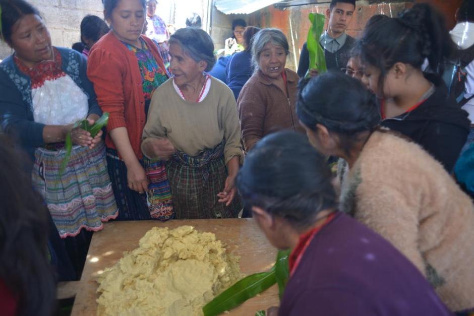 Hombres y mujeres se esfuerzan para apoyar a los deudos en estos momentos de dolor que embarga a Nahualá. (Foto: Jesús Alfonso/Soy502)