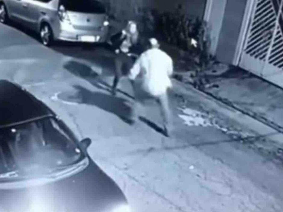 Mujer dispara contra un hombre que pretendía asaltarla. (Foto: Captura de video)