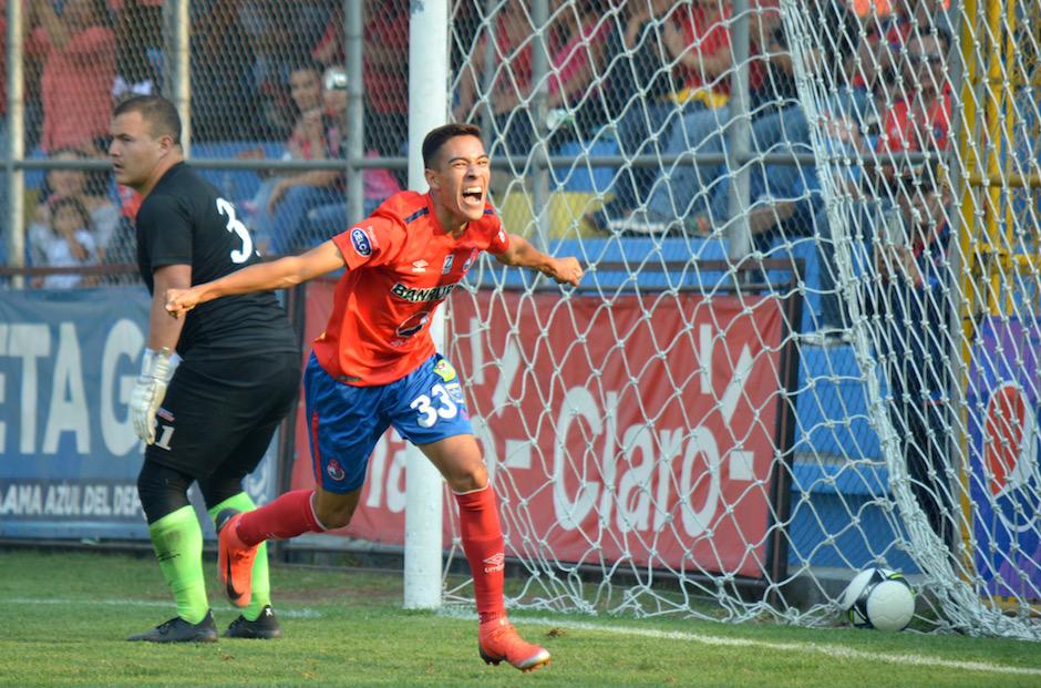 Luis Diego Tatuaca festeja su primer gol con Municipal. (Foto: Rudy Martínez/Soy502)