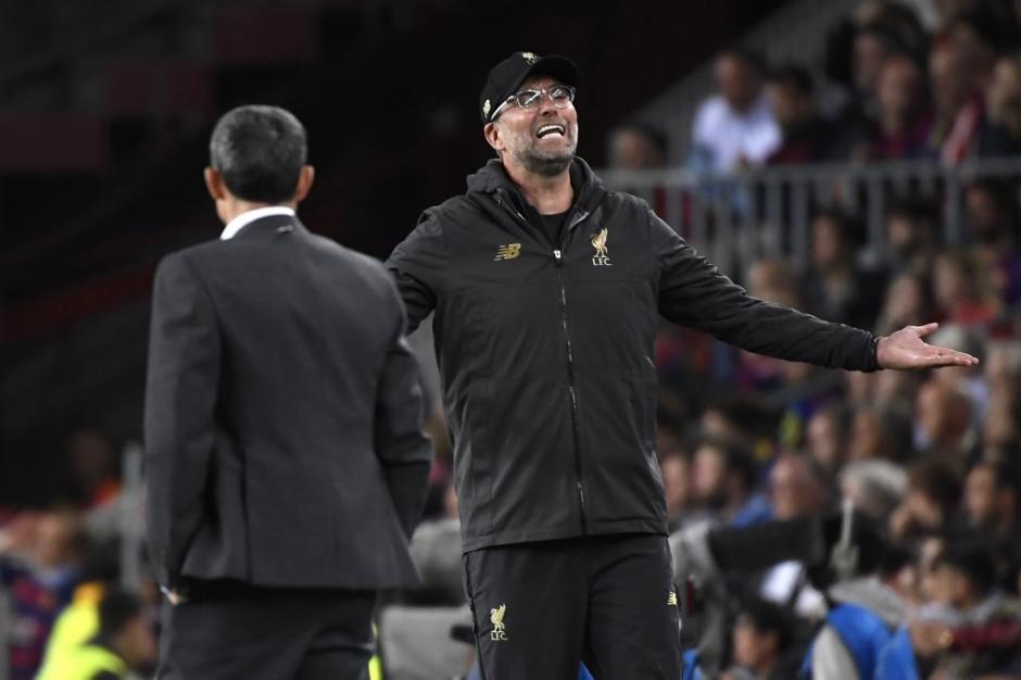 Jürgen Klopp da indicaciones durante el partido ante el Barcelona en el Camp Nou. (Foto: AFP)