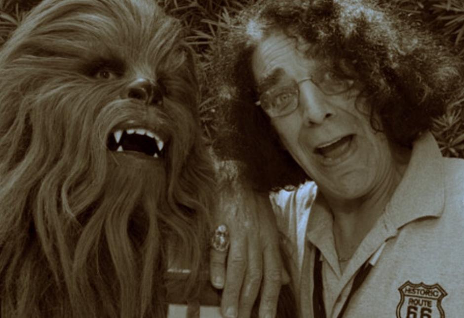 Peter Mayhew fallece a los 74 años, el actor que interpretó a Chewbacca en Star Wars. (Foto: Twitter)