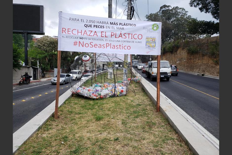 Esta estructura instalada en Santa Catarina Pinula y Muxbal es una alerta visual que ilustra cómo los peces se comen el plástico. (Foto: Rescue The Planet)&nbsp;