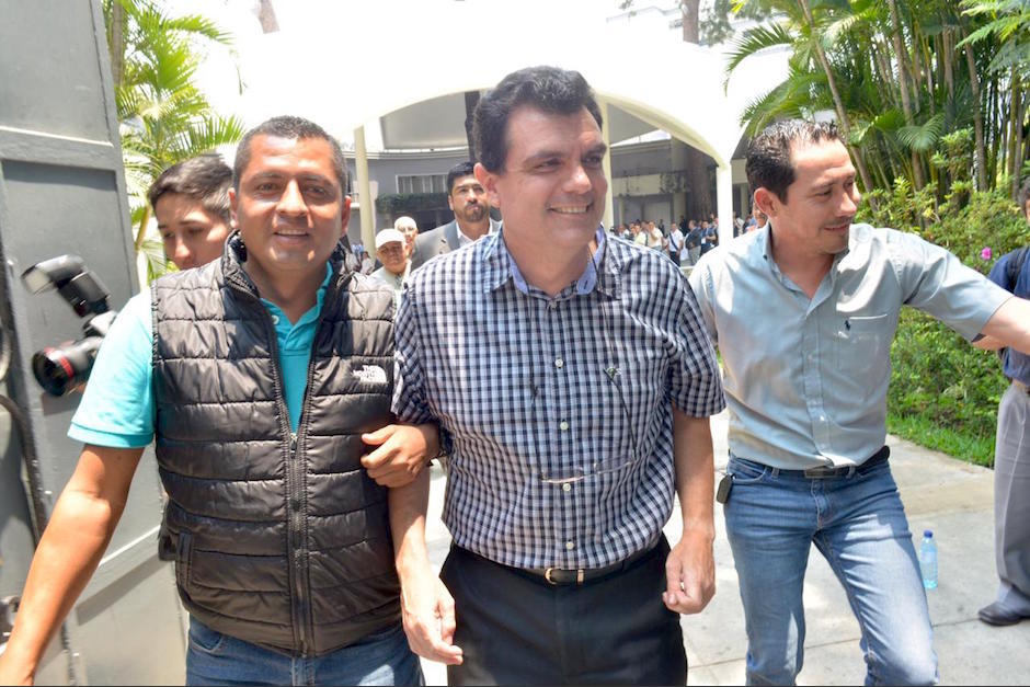Gerardo Paiz se retira sonriente del lugar en el que se realizaron las elecciones. (Foto: Jesús Alfonso/Soy502)