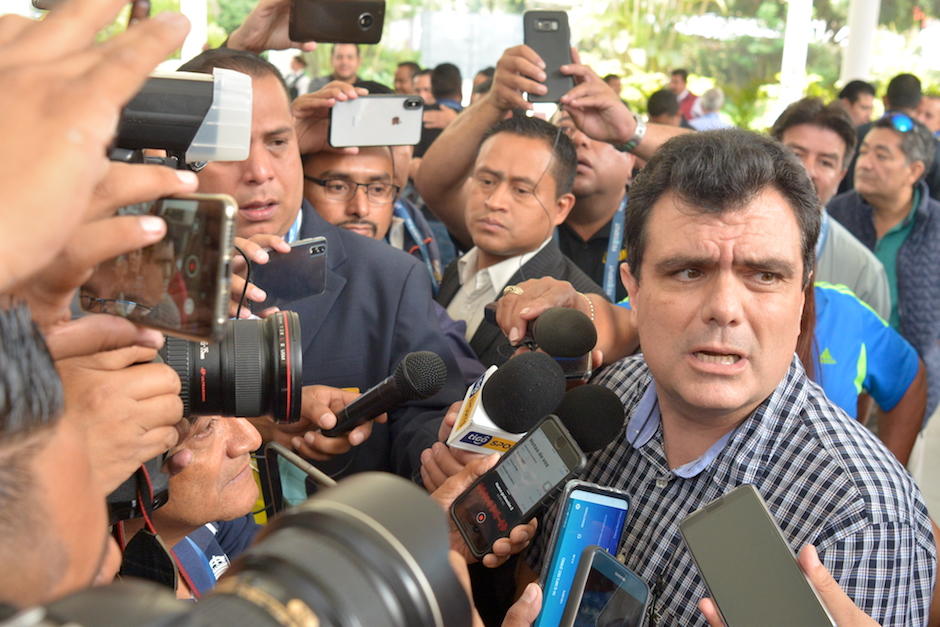Gerardo Paiz da declaraciones a la prensa nacional después de ser electo presidente de la Fedefut. (Foto: Jesús Alfoso/Soy502)