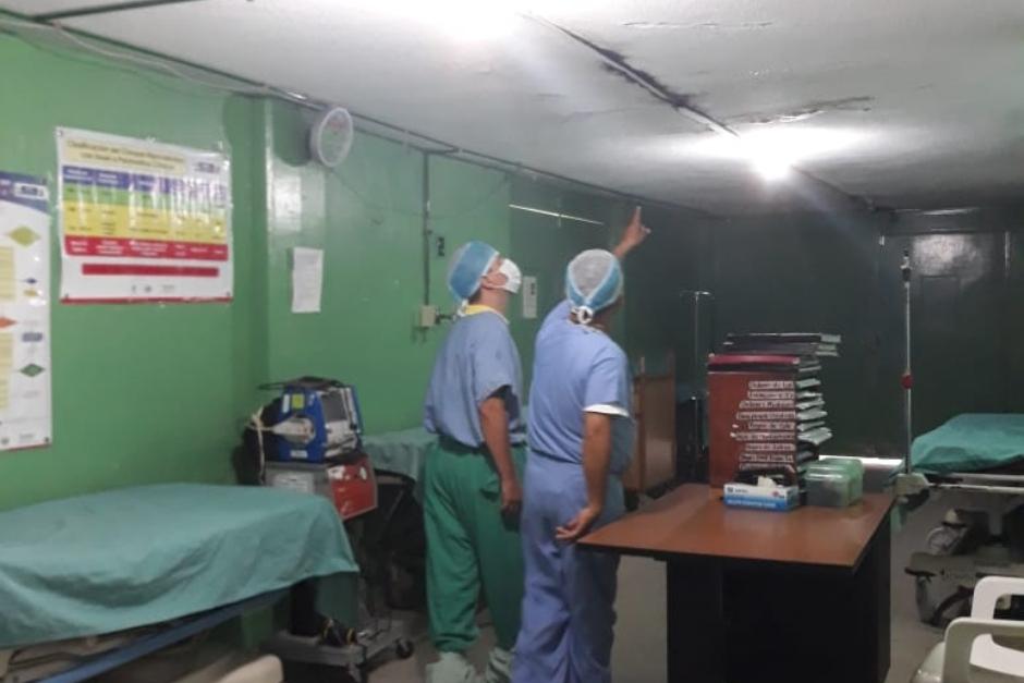 El techo del Hospital Nacional de Chiquimula está dañado y el agua de lluvia se filtra afectando a pacientes y personal. (Foto: PDH)&nbsp;