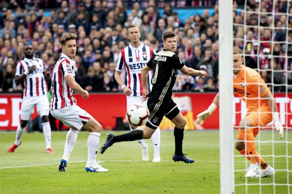 Huntelaar firmó un golazo para el Ajax. (Foto: AFP)