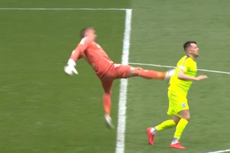 Allan McGregor agredió a un rival en pleno partido y luego fingió estar lesionado, sin embargo no evitó ser expulsado. (Foto: Captura de pantalla/Twitter Fútbol Escocés)