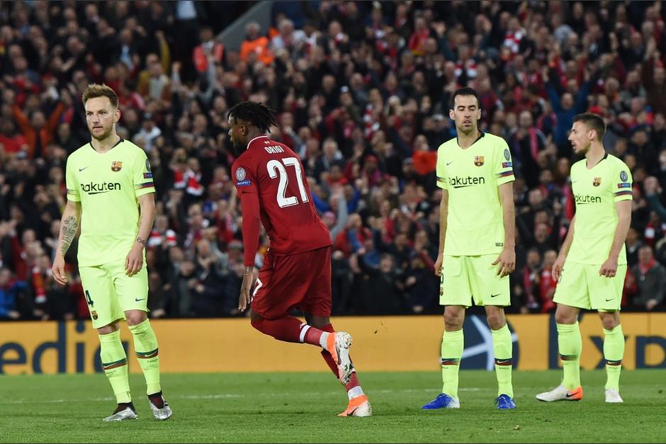 Origi se dispone a festejar ante el lamento de los jugadores de los jugadores del Barcelona. (Foto: AFP)