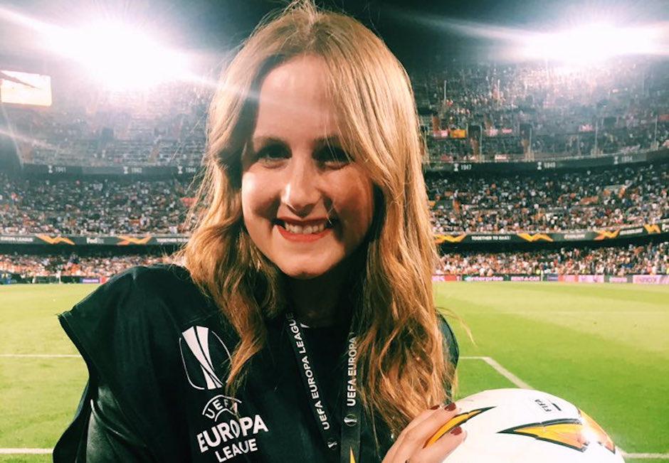 Mónica Benavent estuvo a nivel de cancha en el partido del Valencia ante el Arsenal. (Foto: Twitter)