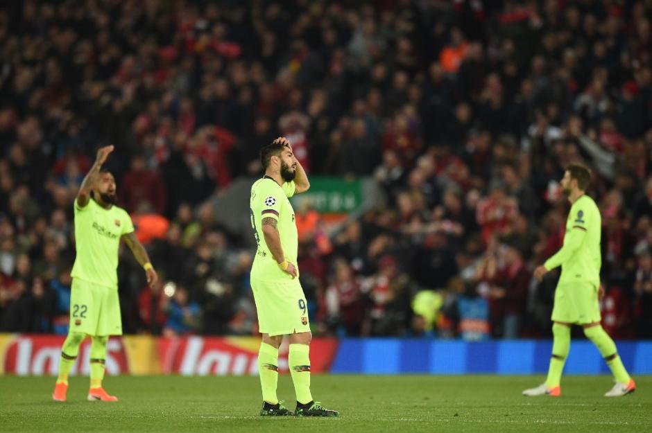 La desazón de los jugadores del Barcelona, luego de la eliminación en Anfield. (Foto: AFP)