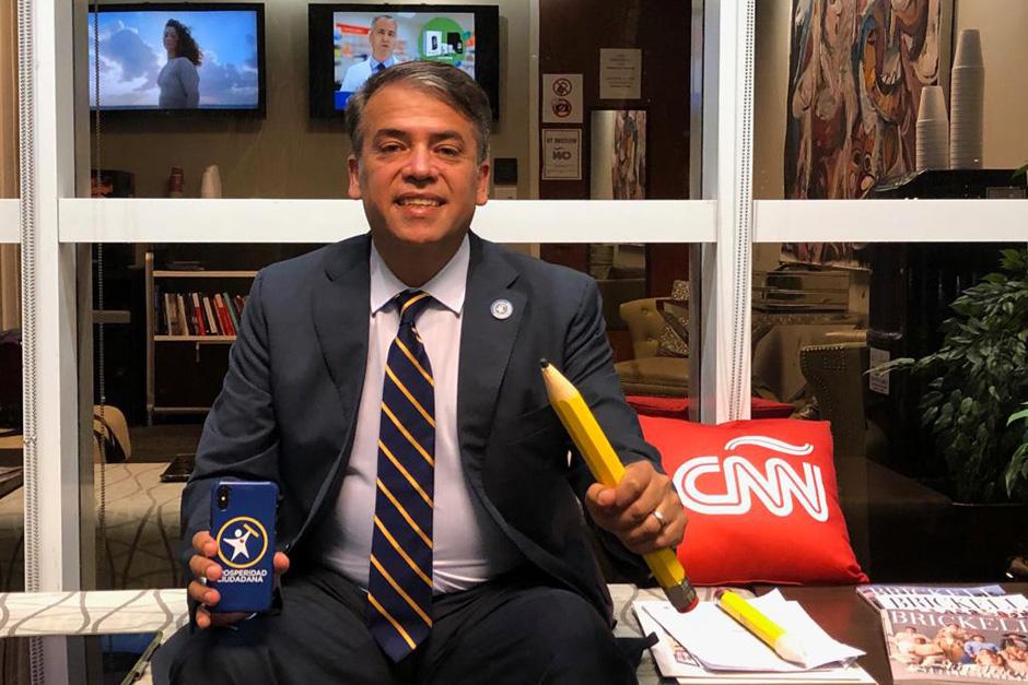 El candidato del partido Prosperidad Ciudadana viajó a Estados Unidos para ser entrevistado en CNN. (Foto: Twitter/Edwin Escobar)