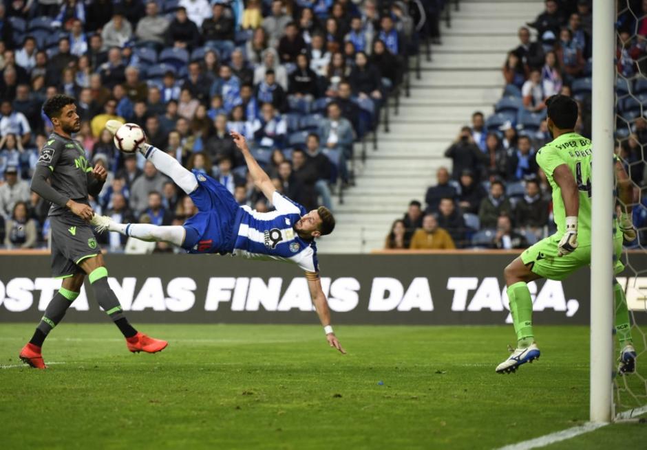 Momento en el que Héctor Herrera conecta el balón para hacer un golazo. (Foto: AFP)