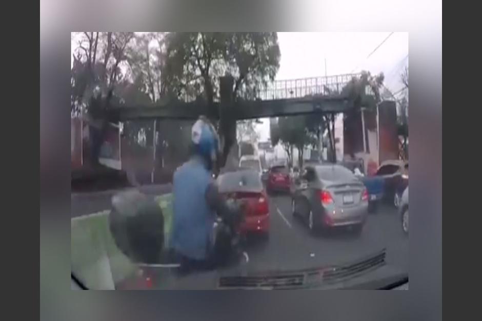 Un video muestra la forma en que un motorista estuvo a punto de provocar un accidente. (Foto: captura pantalla)&nbsp;