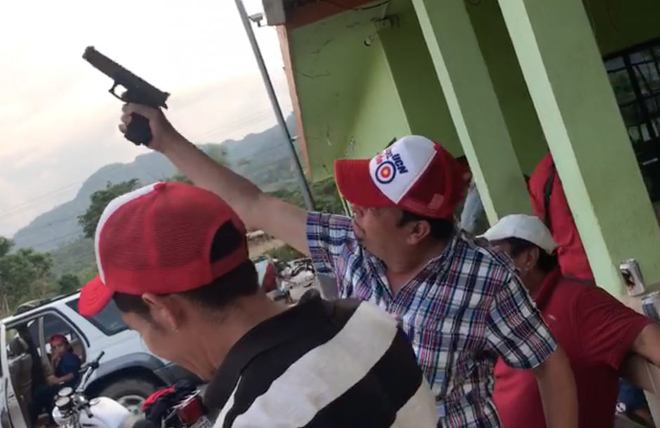 Candidato a alcalde por la UCN en Esquipulas, Arturo López, dispara al aire en reunión del partido. (Foto: Captura de pantalla)