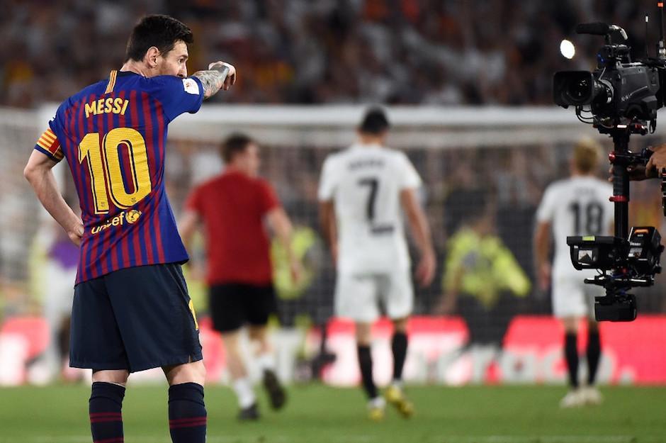 Lionel Messi luce desconsolado después de perder la final de Copa del Rey. (Foto: AFP)