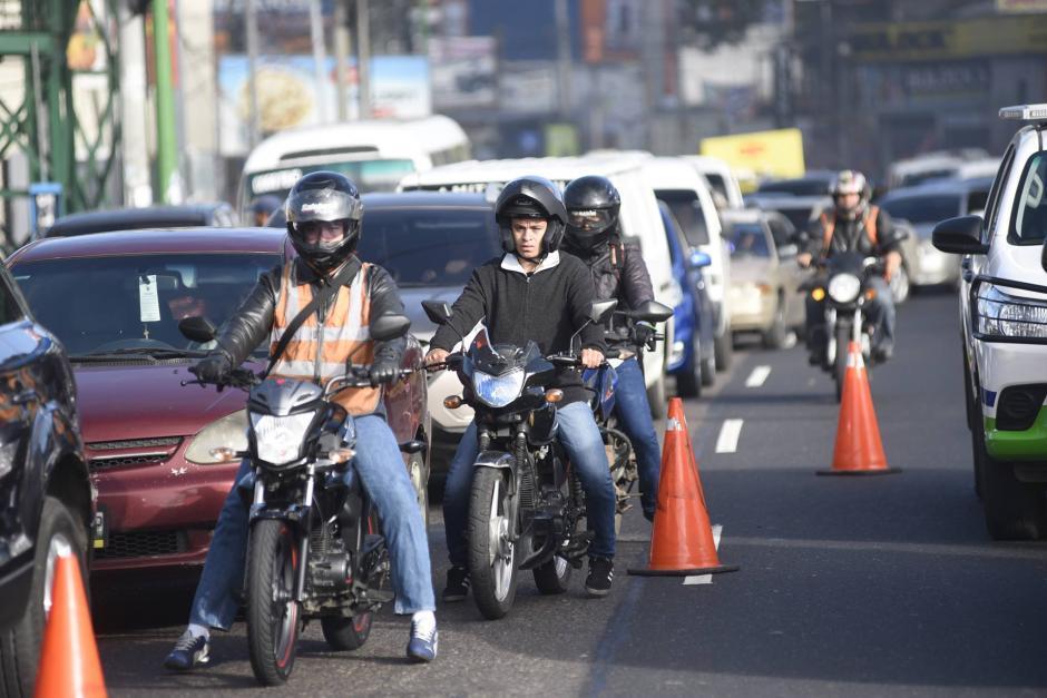 Motoristas utilizan los espacios entre vehículos para avanzar en el tráfico. (Foto: Archivo/Soy502)