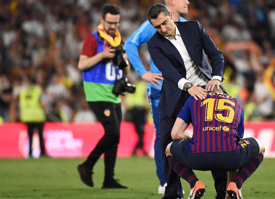 Ernesto Valverde consuela a Lenglet después de perder la Copa del Rey. (Foto: AFP)