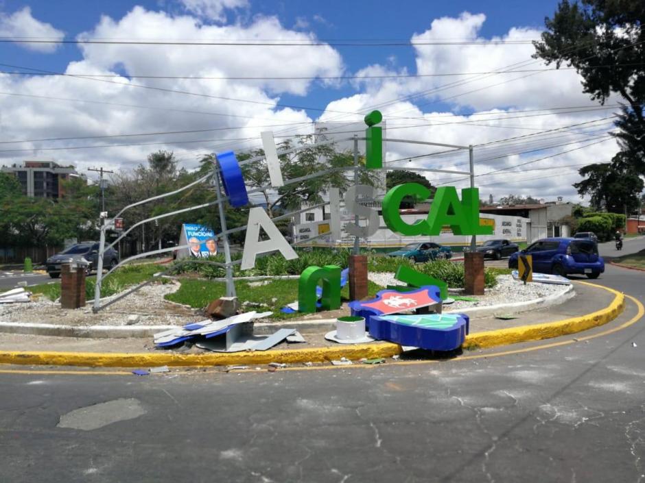 Destruyen letras del proyecto "Identidad Barrial" colocadas por la Municipalidad de Guatemala en varias zonas. (Foto: Twitter/MuniGuate)