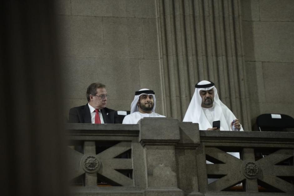 Dos representantes de los Emiratos Árabes Unidos asistieron al Congreso a la Sesión Solemne de este martes. (Foto: Wilder López/Soy502)