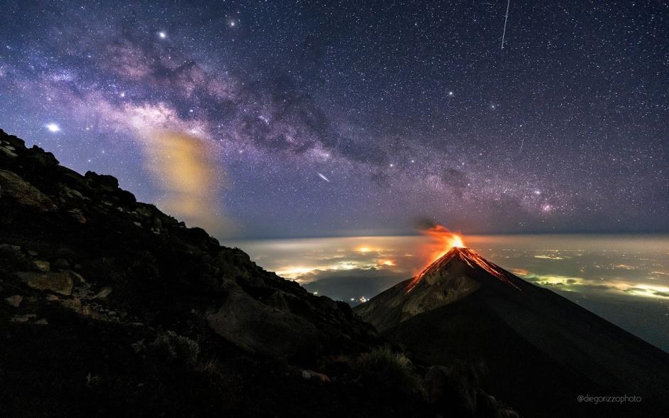 Diego Rizzo captó a través de su lente un espectáculo terrestre y astronómico desde el volcán de Acatenango. (Foto: Diego Rizzo)