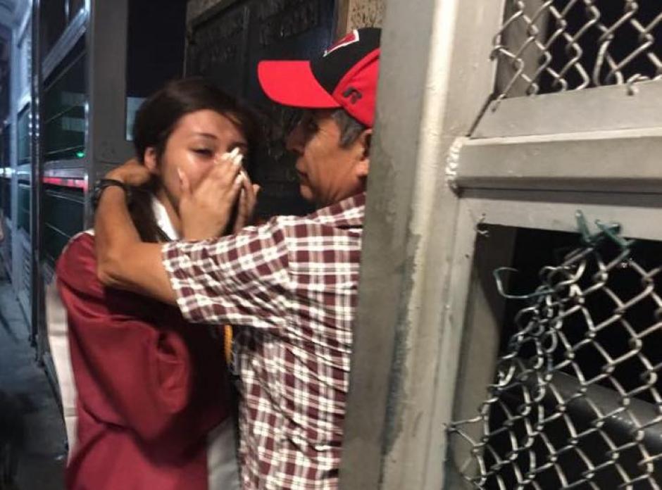 La joven estudiante llegó con su toga hasta el otro lado de la frontera para dedicarle el triunfo a su padre. (Foto: Sarai Ruiz)