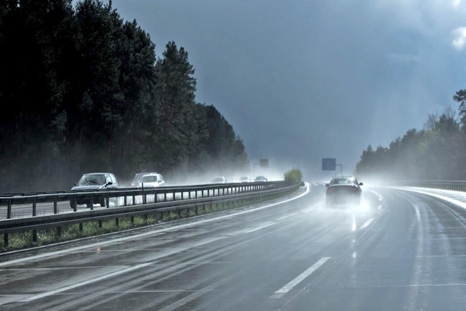 El hombre quería grabar en video cómo perseguía una tormenta mientras manejaba su auto (Foto ilustrativa: Pixabay)