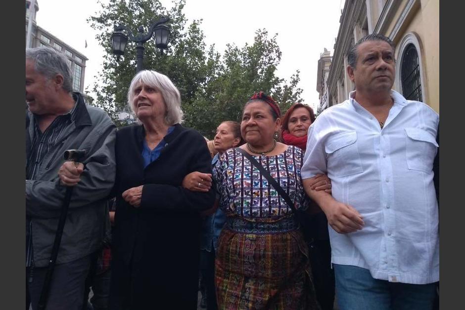 Joan Jara, viuda de Víctor Jara; y la Premio Nobel de la Paz, Rigoberta Menchú, entregan una petición a las autoridades de Chile con la que buscan frenar la represión. (Foto: Twitter de Constanza O. Fuentes)
