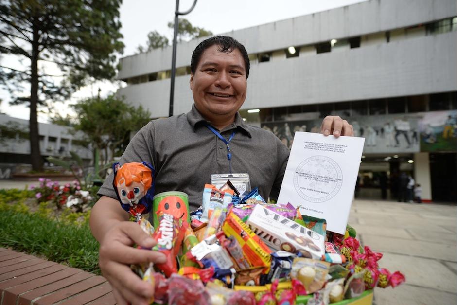 Fredy Rodas logró estudiar gracias a su venta de dulces en la Universidad de San Carlos. (Foto: Wilder López/Soy502)
