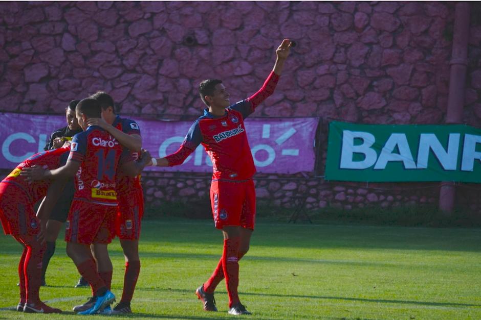 Así festejó&nbsp; Othoniel Arce su gol a Panenka frente a Sanarate. (Foto: Andrés ADF)