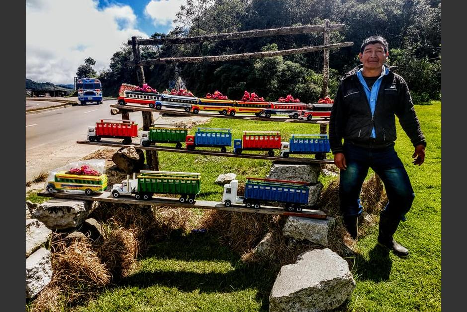 Martín Julajúj un artesano que construye en madera réplicas a escala de los buses extraurbanos y camiones que recorrer la carretera Interamericana. (Foto: Juan Pablo del Cid)