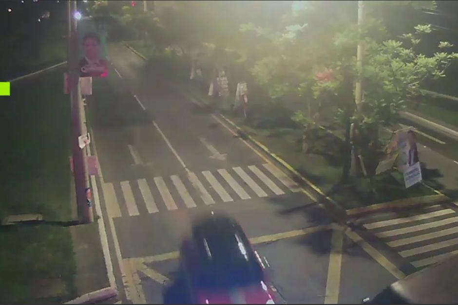 Por pasarse un semáforo en rojo, un vehículo provocó un aparatoso accidente. (Foto: Captura de pantalla (Alcaldía Muniguate)&nbsp;
