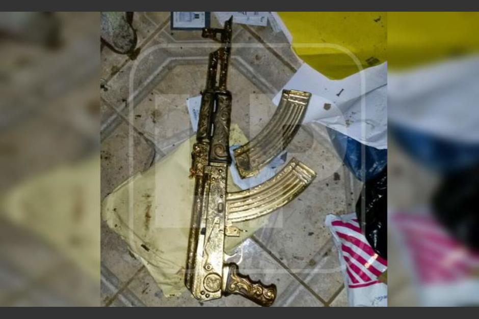 Un fusil AK-47 supuestamente de chapado en oro fue encontrado en un arsenal que incautó la Policía de Honduras en una hacienda propiedad del cartel de los Valle Valle. (Foto: La Prensa.hn)